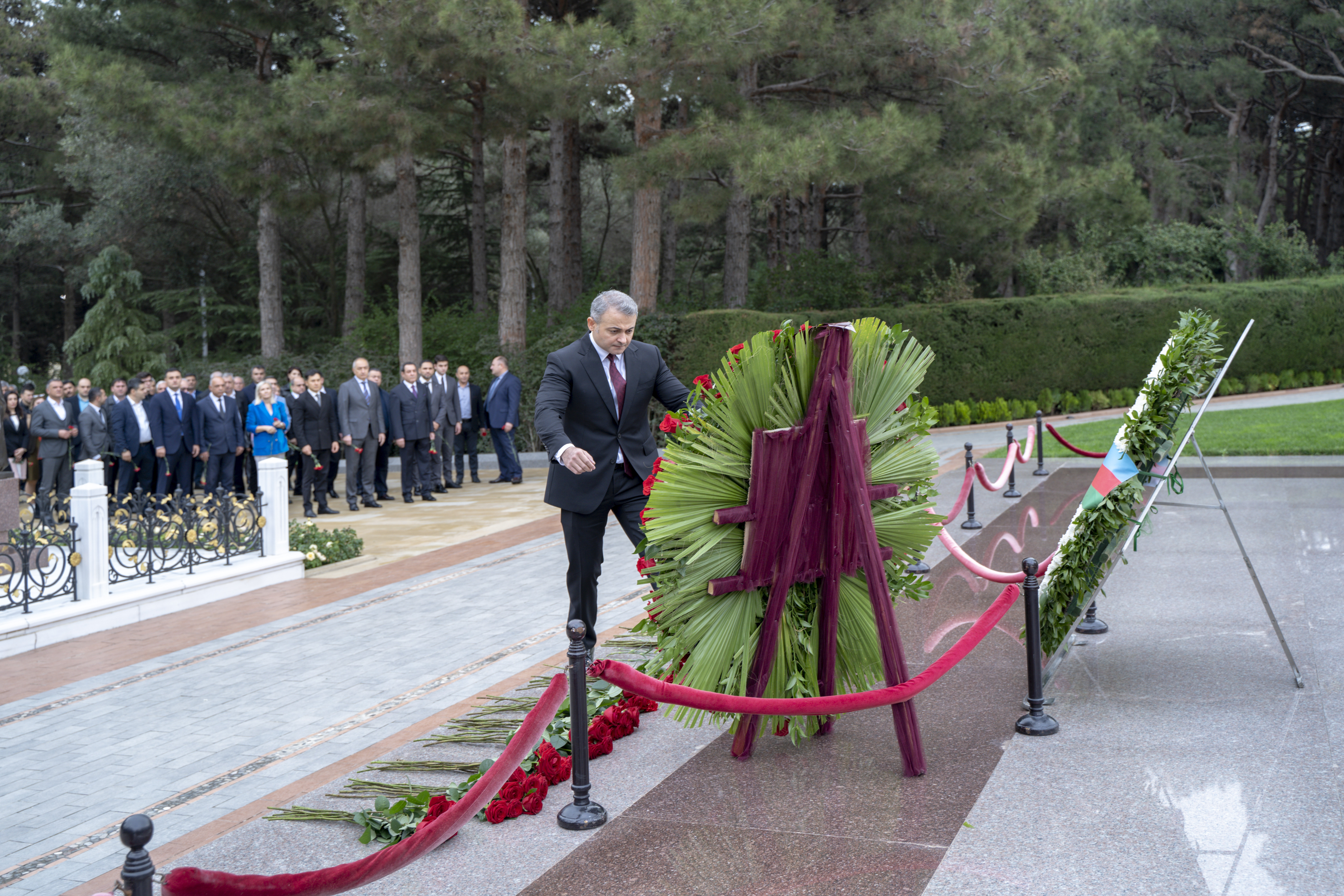 AzTV-nin kollektivi Fəxri xiyabanı və Şəhidlər xiyabanını ziyarət edib